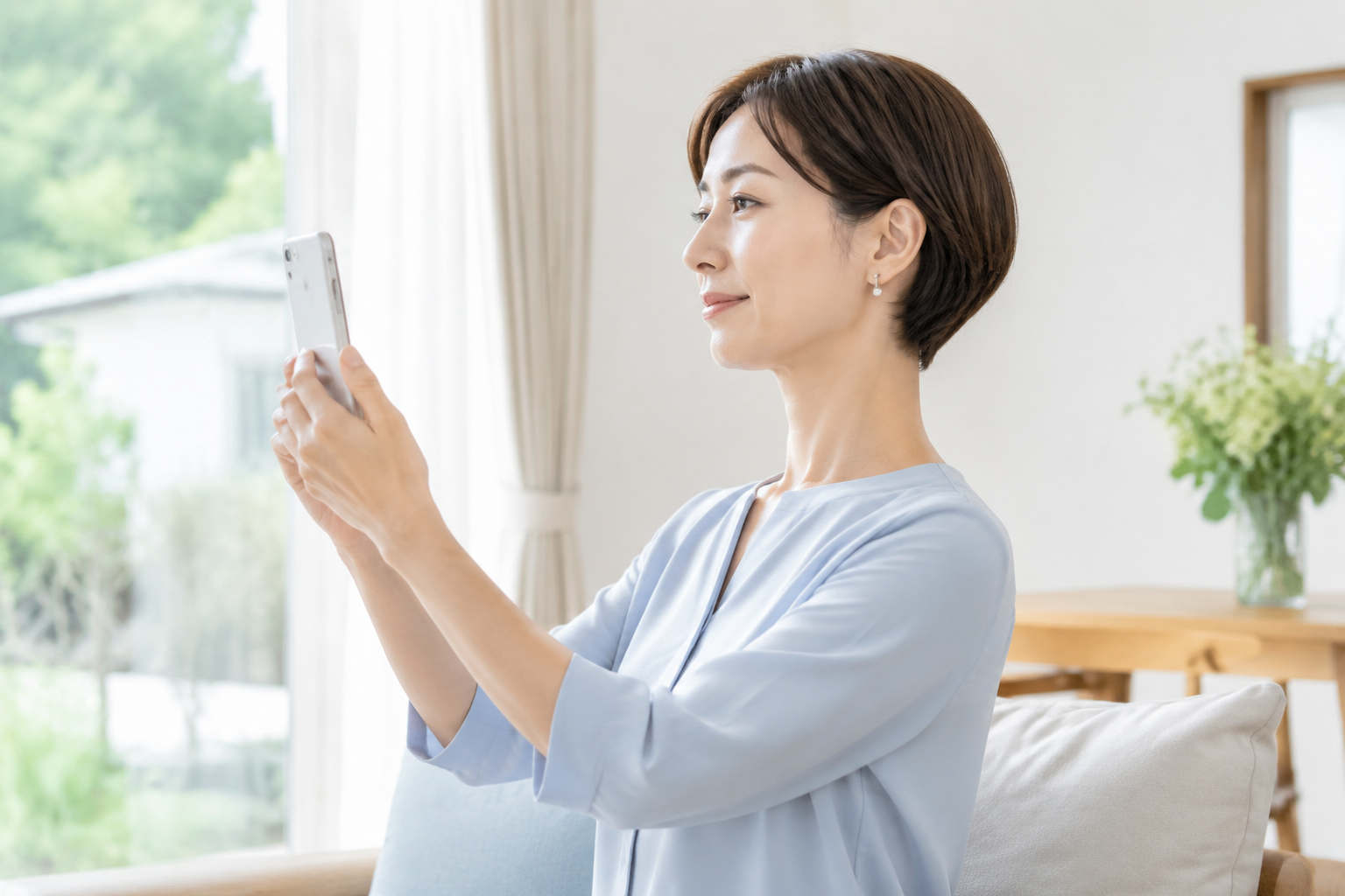 スマートフォンを見る姿勢に気をつける女性